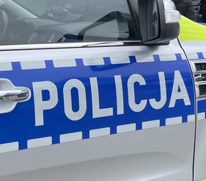 Bok radiowozu policyjnego.