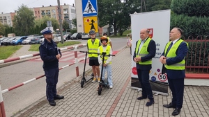 Policjant ruchu drogowego wraz z innymi uczestnikami akcji "Myśl zanim ruszysz".