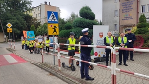 Policjani podczas akcji skierowanej do użytkowników hulajnóg elektrycznych.