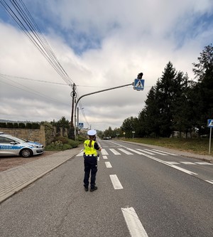 Policjantka mierzy prędkość