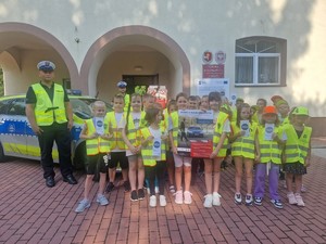 Zdjęcie grupowe uczniów z policjantem z ruchu drogowego KPP w Miechowie.