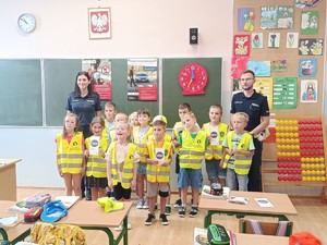 Policjanci z uczniami po spotkaniu profilaktycznym.
