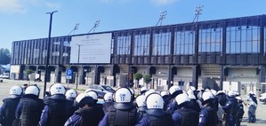 policjanci przed stadionem