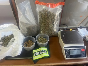 waga i część zabezpieczonej marihuany