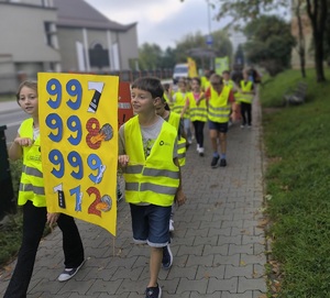 Dzieci niosą transparnty.