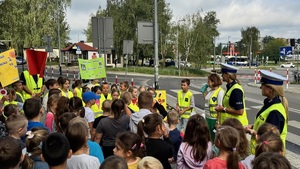 Uczestnicy akcji przed przejściem dla pieszych.