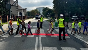 Dzieci przechodzą przez pasy.