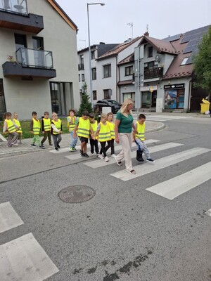 Dzieci przechodzące przez przejscie dlapieszych wraz z e swoja opiekunka