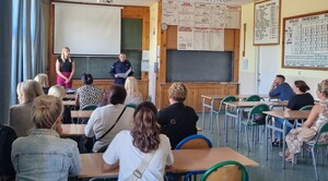 Rodzice uczniów klas mundurowych podczas spotkania.