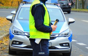 Kontrola drogowa policjant z alkoblow w ręce