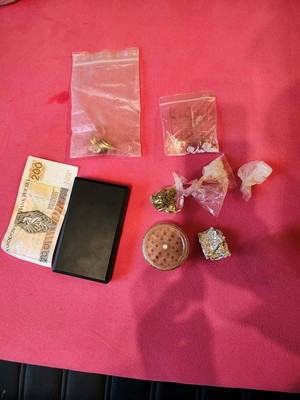 Woreczki strunowe, telefon i banknot połozena czerwonej chusteczce.