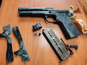 Broń oraz magazynek połozy obok.