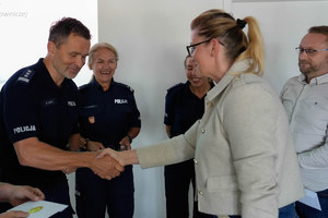 Komendant Kubiak gratuluje zwycięzkiej drużynie