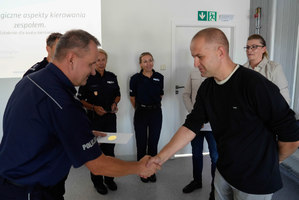 Komendant Bednarek gratuluje zwycięzkiej drużynie