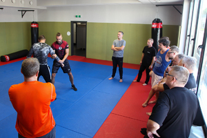 Instruktor OPP pokazujący technike obezwładnienia