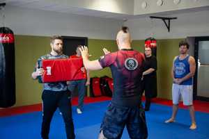 Instruktor Taktyki i Techniki Interwencji pokazujący technike