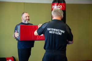 Ratownicy Medyczni którzy trenują nowe techniki
