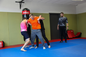 Technika obalania przeciwnika wykonywana przez ratowników medycznych