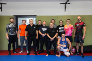 Usmiechnięci Ratownicy Medyczni po skonczonym kursie