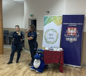 policjantki podczas prelekcji z seniorami