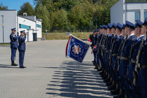 Komendant Wojewódzki Policji naprzeciw pocztu sztandarowego