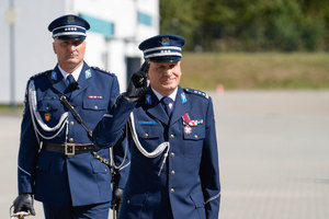 Komendant Wojewódzki Policji wraz z dowódcą uroczystości
