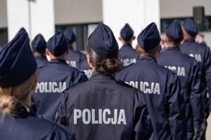 zdjęcie ślubujących policjantów biorących udział w uroczystości