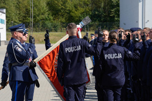 zdjęcie ślubujących policjantów  wraz z pocztem sztandarowym