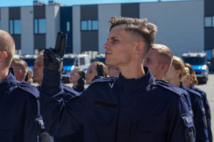 zdjęcie przedstawiające młodego  policjanta składającego ślubowanie