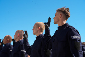 zdjęcie przedstawia policjantów składających ślubowanie