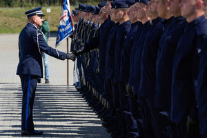 Komendant Wojewódzki Policji w Krakowie składający gratulacje policjantom