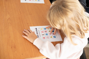 dziewczynka z kartką ze znakami drogowymi