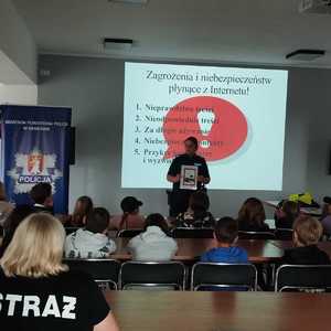 umundurowana policjantka przed dziećmi podczas wykładu