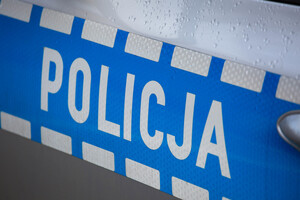 Drzwi boczne radiowozu onakowanego z npisem policja