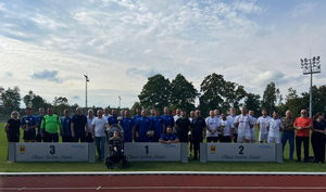 podium a na nim trzy zwycięskie drużyny w turnieju piłki nożnej