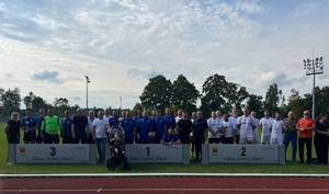 podium a na nim trzy zwycięskie drużyny w turnieju piłki nożnej