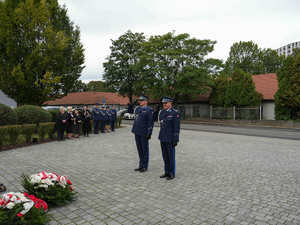 wiązankę składa inspektor Artur Bednarek oraz inspektor Paweł Krauz