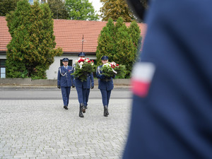 wiązankę składają przedstawiciele związków zawodowych