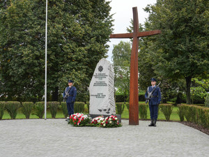 Obelisk poświęcony funkcjonariuszom Policji Państwowej – jeńców obozu w Ostaszkowie, zamordowanych przez NKWD w 1940 roku oraz Krzyż Martyrologiczny.