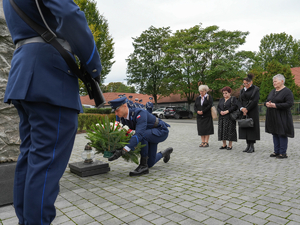 wiązankę składają członkowie stowarzyszenia rodzina policyjna 1939