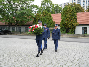 wiązankę składa inspektor Artur Bednarek oraz inspektor Paweł Krauz