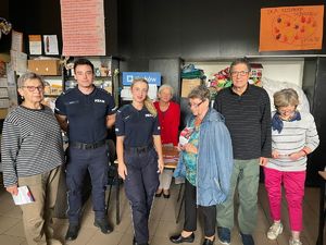 wspólna fotografia policjanci z seniorami