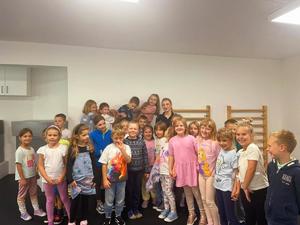 policjantka z grupą uczniów