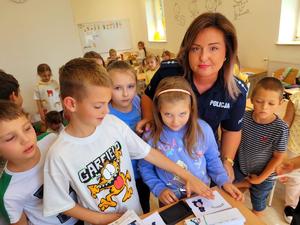 policjantka z uczniami
