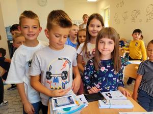 uczniowie podczas robienia odcisków linii papilarnych