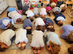 dzieci prezentuja pozycje przed atakiem psa