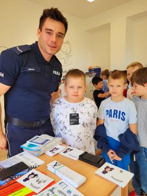 policjant z uczniami