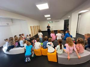 policjantka na zjęciach z uczniami