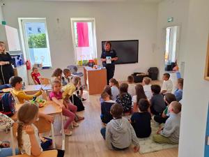 policjantka podczas zajęć z uczniami