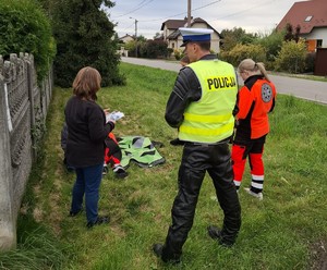Kampania Mistrzu zwolnij i Road Safety Days kierująca uczy się udzielania pierwszej pomocy obok policjant i uczennice